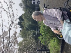 満開の桜でニコニコ笑顔 2