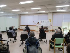 座って楽しむ「椅子バレエ」 1