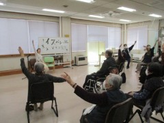 座って楽しむ「椅子バレエ」 2