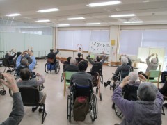 座って楽しむ「椅子バレエ」 3