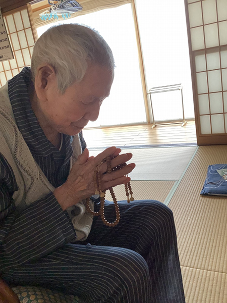 自宅のお仏壇にお参り
