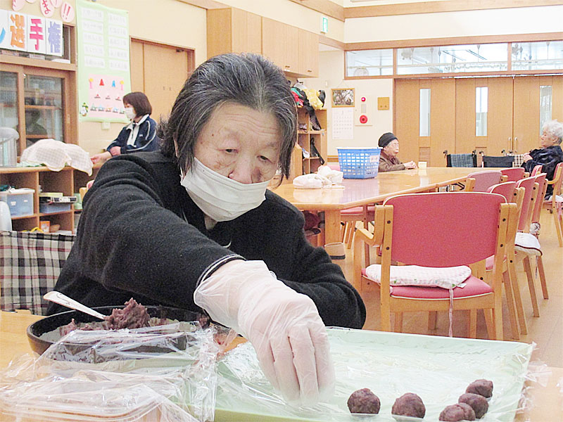 春の行事～桜もち作り、ドミノ倒し～