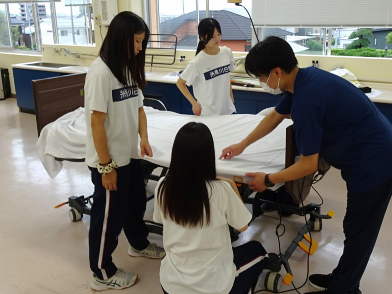 白嶺高校で介護技術の出前授業を行いました